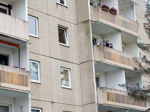 Syrische vluchtelingen op het balkon van hun appartementje in de Duitse stad Zwickau.