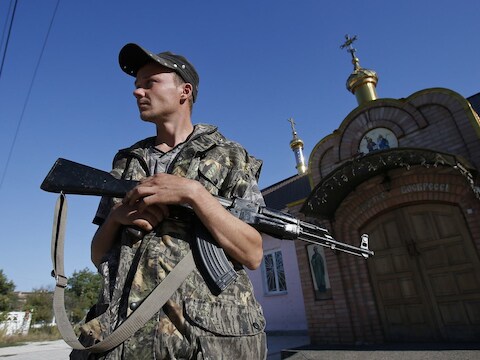 Een pro-Russische separatist houdt de wacht nabij het Oekraïense Ilovaysk. Een staakt-het-vuren lijkt voorlopig stand te houden.