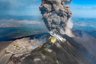 Etna in actie: beelden tonen hoe Italiaanse vulkaan opnieuw enorme aswolken in de lucht spuwt