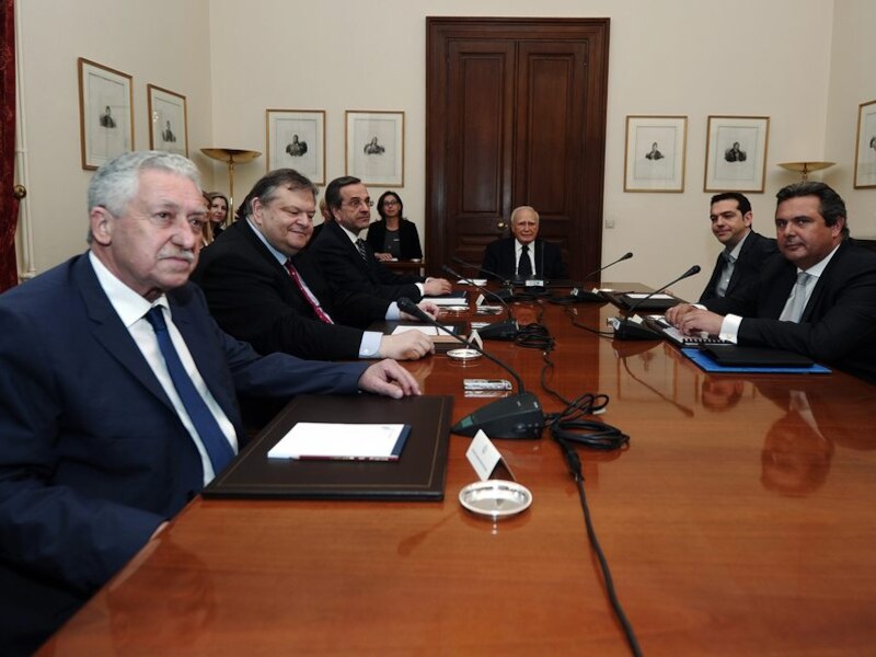De Griekse partijvoorzitters van links naar rechts: Fotis Kouvelis (Democratische partij), Evangelos Venizelos (Socialisten), Antonis Samaras (Conservatieve Nieuwe Democraten), Grieks president Karolos Papoulias, Alexis Tsipras (linkse coalitiepartij), Panos Kammenos.