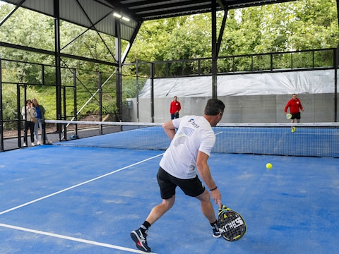 De padelvelden aan de Blaarmeersen trekken bijna dubbel zoveel spelers als vorig jaar.  