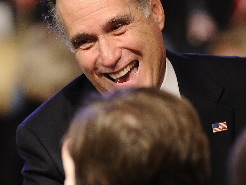 Een glunderende Mitt Romney