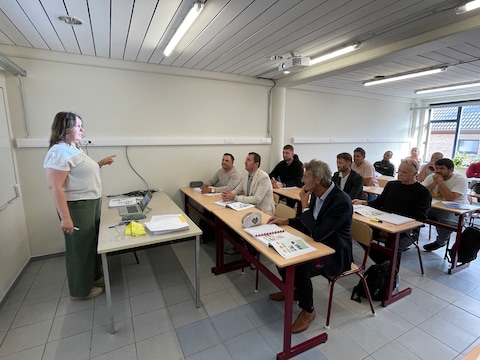 Ook schepenen Maxim Donck en Kristof Gesquiere volgden mee de eerste les Nederlands voor anderstaligen in Oostende