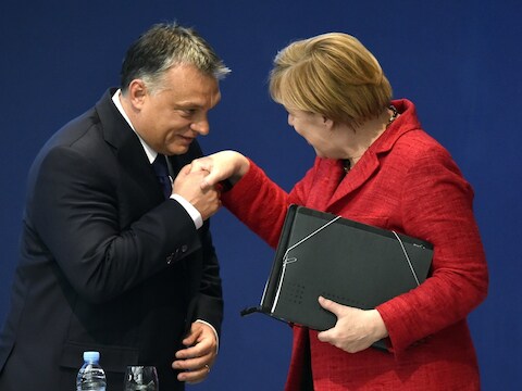 Viktor Orban en Angela Merkel op een EVP-congres.