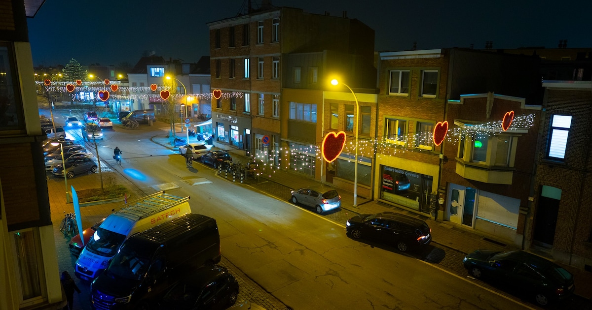 Verlichte hartjes brengen valentijnssfeer naar de Gallifortlei: handelaars zetten Deurne in liefdevo