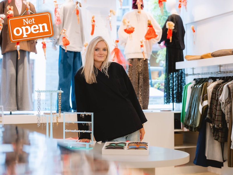 NET OPEN. Bo (22) tovert eeuwenoud hotel om tot eigen kledingzaak: “Ik twijfelde of ik verder ging studeren, maar een eigen zaak beginnen was altijd de droom”