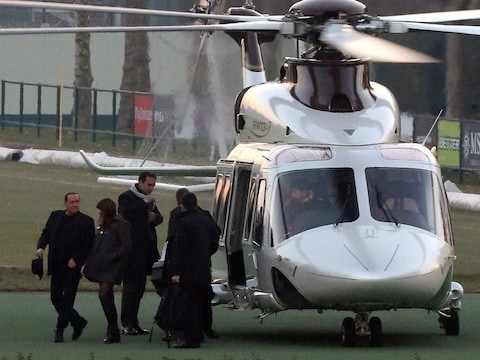 Silvio Berslusconi en zijn dochter Barbara landen op het trainingscomplex van AC MIlan.
