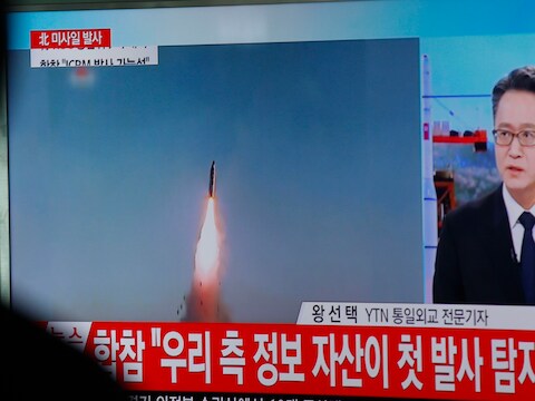 Zuid-Koreanen bekijken een nieuwsuitzending over de rakettest van Noord-Korea eerder deze maand.