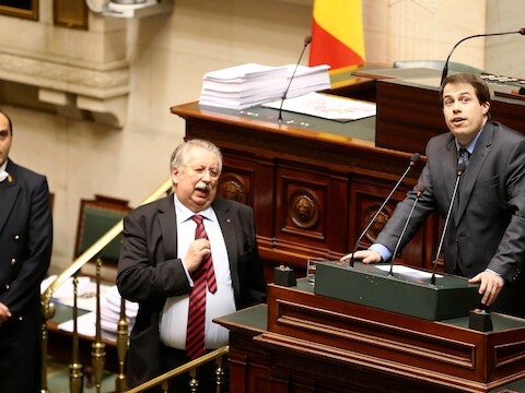 Laurent Louis op het spreekgestoelte in de Kamer vandaag.