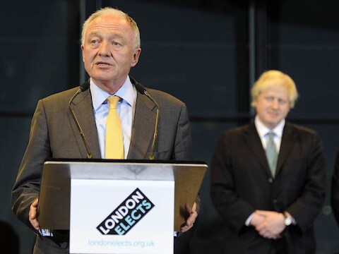Ken Livingston moest voor de tweede keer op rij zijn meerdere erkennen in Boris Johnson (achtergrond).