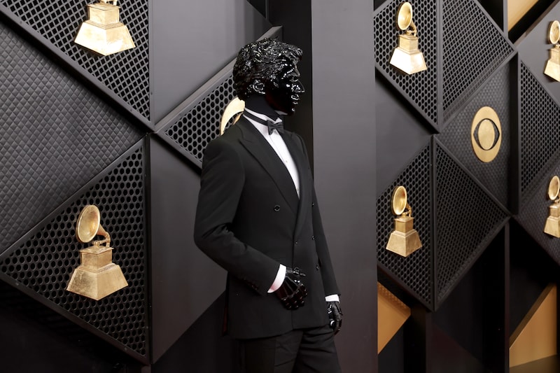 De looks van de Franse dj Gesaffelstein op de rode loper van de Grammy’s.