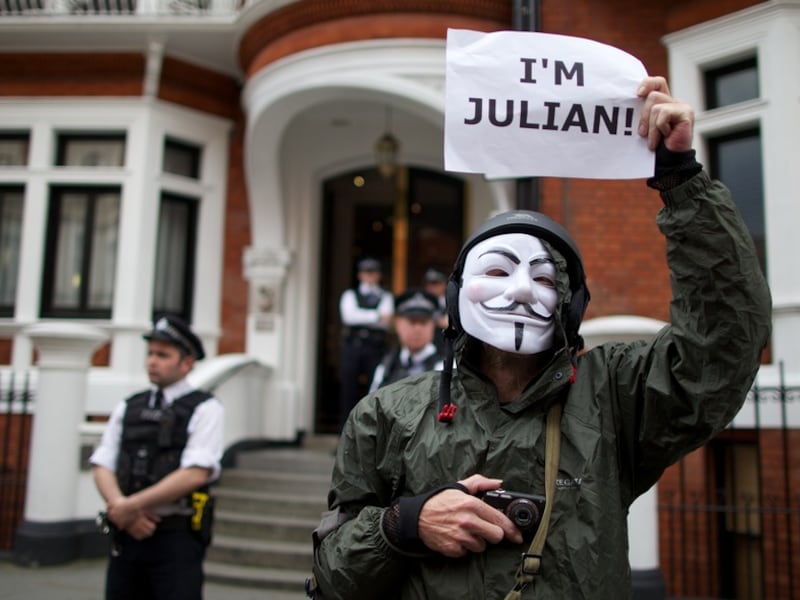 Een aanhanger van Julian Assange protesteert voor de Ecuadoriaanse ambassade in Londen.