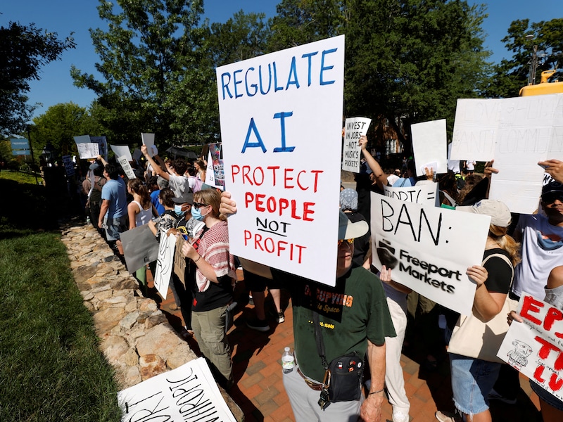 Archiefbeeld. Demonstranten eisen regulering van kunstmatige intelligentie tijdens een protest in Chapel Hill, Verenigde Staten. (02/09/26)