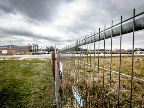 Het terrein van Bouwgroep Versluys ligt recht over Fort Napoleon op de Oosteroever
