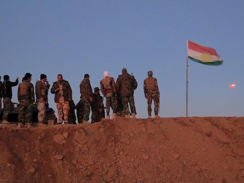 Peshmerga-strijders en Franse soldaten kijken naar een bewakingsdrone. (archieffoto)