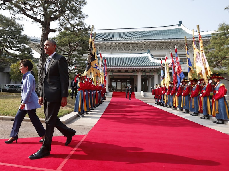 Barack Obama wordt ontvangen door zijn Zuid-Koreaanse ambtgenoot Park Geun-hye in Seoul, Zuid-Korea