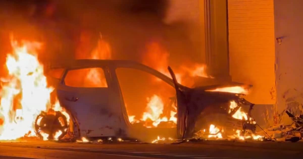 Achtervolging vanuit Maastricht eindigt met crash in Veldwezelt: wagen vat vuur na botsing tegen won