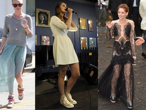 Kate Bosworth combineert lange jurk met sneakers, Lana Del Rey combineert elegant jurkje met sneakers, Kristen Stewart draagt ze onder een kanten jurk.