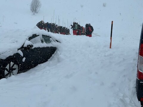 Lawine verspert de weg naar skiresorts van Zürs en Lech.