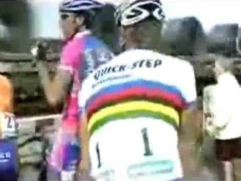 Tom Boonen en co. moesten minutenlang wachten voor een gesloten overgang tijdens Parijs-Roubaix in 2006.