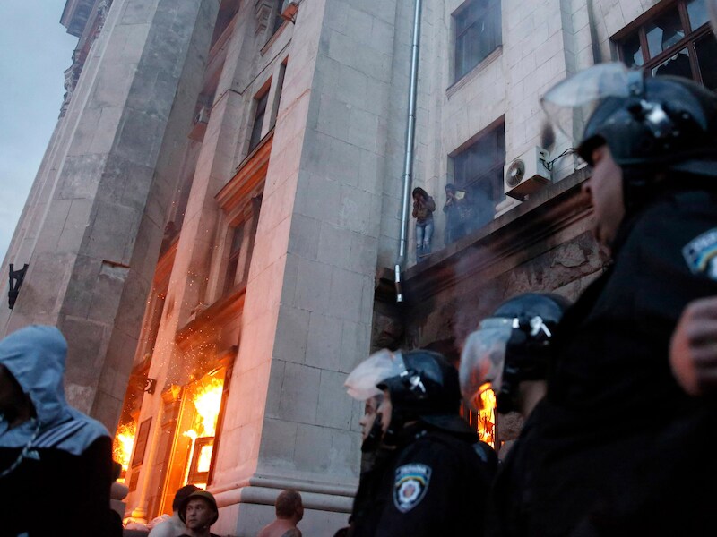 Het brandende vakbondsgebouw in Odessa.