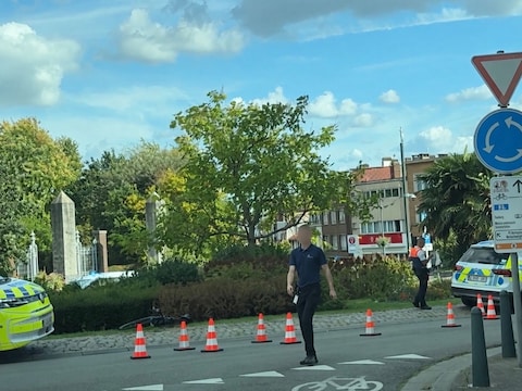 Op Square Meudon in Sint-Lambrechts-Woluwe werd een fietser aangereden door een politiewagen.