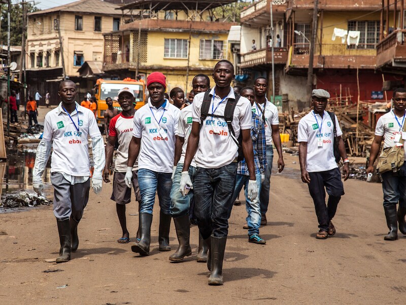 Gezondheidswerkers in Sierra Leone.