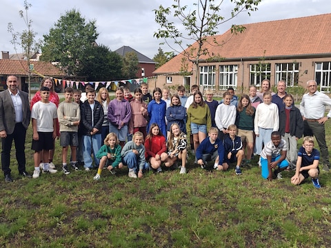De leerlingen van VBS 't Klavertje in Noorderwijk kunnen vanaf dit schooljaar op een groene speelplaats spelen.
