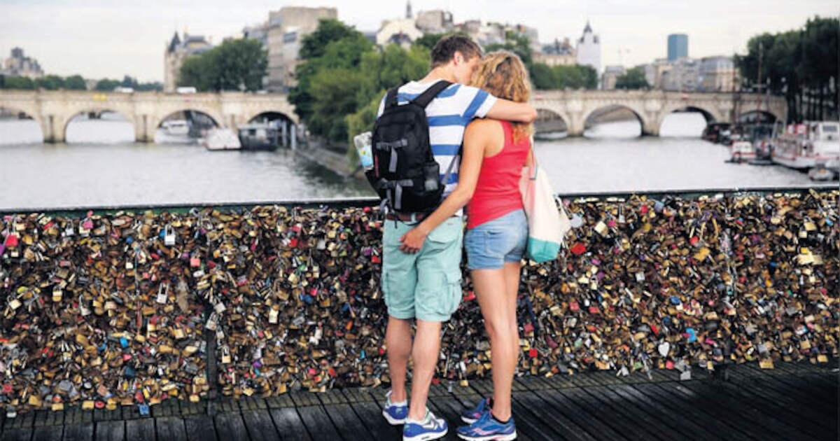 Parijs knipt duizenden 'liefdesslotjes' van bruggen