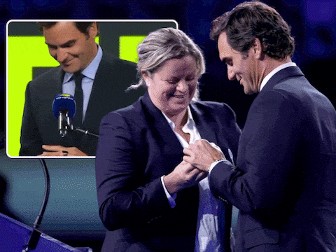 KIJK. Nadat de tranen afgelopen weekend al flink vloeiden: Kim Clijsters overhandigt Roger Federer Hall of Fame-Ring