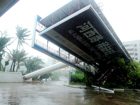 Een omgevallen reclamebord in de Chinese provincie Hainan nadat de tot tropische storm gedegradeerde tyfoon Haiyan zondag en maandag passeerde.