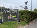 De spandoeken die vanaf maandag opnieuw in het straatbeeld in Steenokkerzeel te zien zullen zijn.