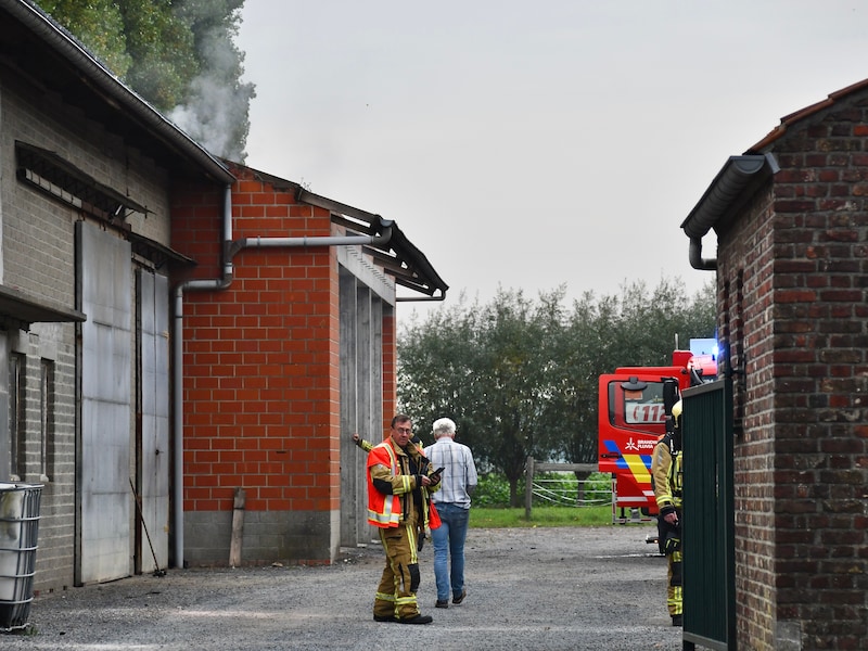 De brandweer rukte uit naar een halfopen loods langs de Izegemsestraat in Sint-Eloois-Winkel.