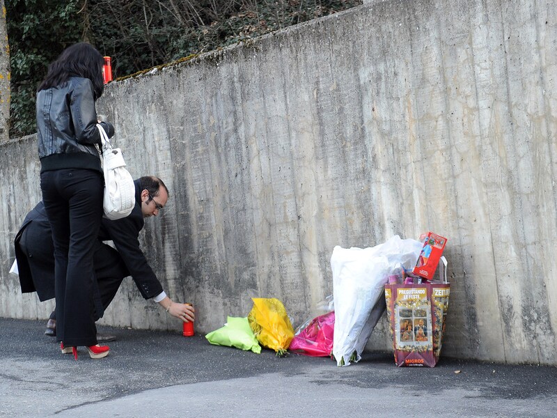 Mensen brengen bloemen en kaarsen naar het mortuarium in Sion.