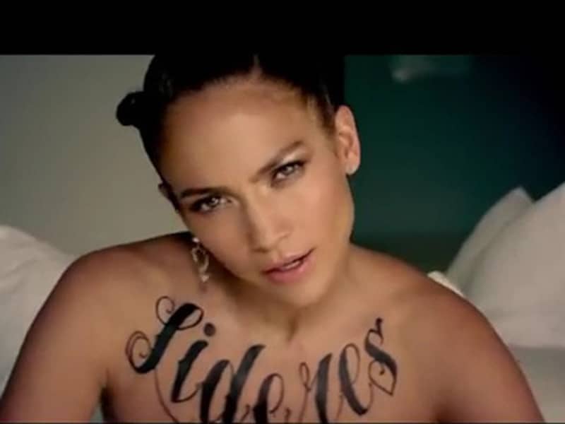 Jennifer Lopez met in het groot 'Lideres' op haar borstkas, wat het Spaanse woord is voor 'leider'. © videostill YouTube
