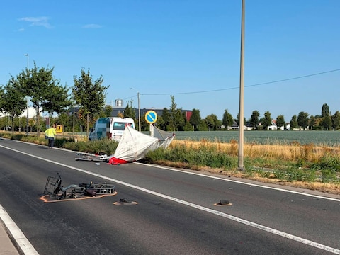 In Wielsbeke is een fietsster levensgevaarlijk gewond geraakt na een botsing met een bestelwagen.