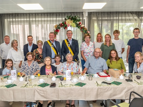 Godelieve Lalleman mocht in WZC De Waterdam 100 kaarsjes uitblazen.