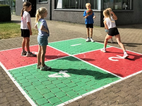 Aan Sportcomplex Vogelenzang in Lot, DOC in Alsemberg en sportcentrum Kerkeveld in Beersel werden drie tijdelijke Foursquare-velden voorzien.
