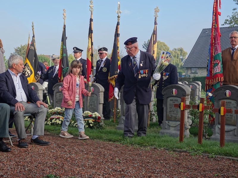 Ook de kinderen van Hoogstade werden betrokken bij de plechtigheid. Zes kinderen legden een bloem neer. Rechts zien we vaandeldrager Noël Beheydt uit Hoogstade