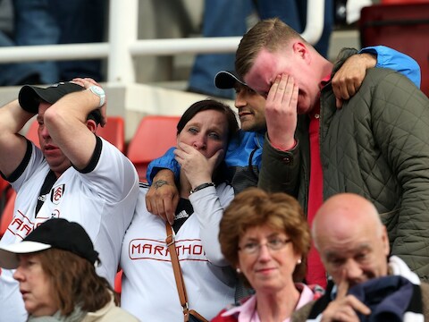 Fulham-fans treuren om de degradatie van hun club.