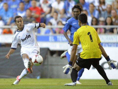Lucas scoort de openingstreffer.