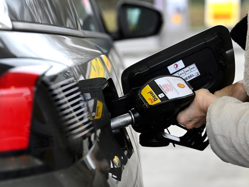 Door de oorlog in het Midden-Oosten gaat de dieselprijs vanaf vrijdag opnieuw fors de hoogte in. 