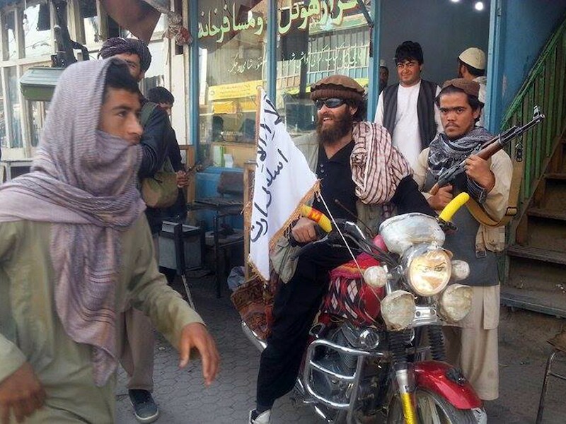 Een talibanstrijder in Kunduz heeft de witte vlag van de taliban aan zijn motor gehangen. (archieffoto 29 september 2015).