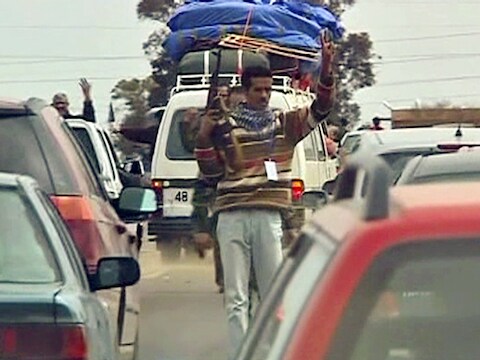 Rebellen op de weg naar de stad Tobruk.