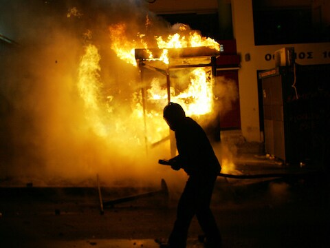 Hevig protest in Athene. Sommige demonstranten gooiden met benzinebommen naar de oproerpolitie.