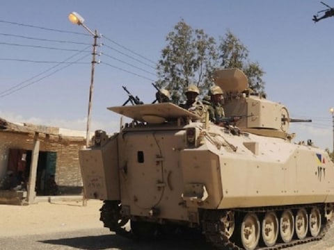 Egyptische soldaten patrouilleren in Sheikh Zuweid, Noord-Sinaï, in mei.