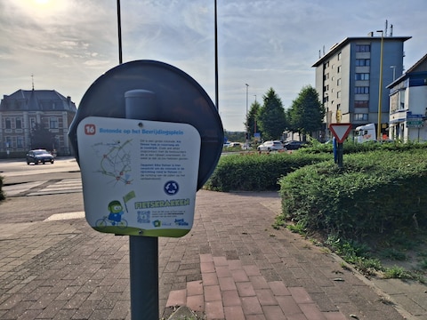 Op drukke punten, zoals hier op het Bevrijdingsplein, wijzen Fietskrakken-bordjes jonge fietsers op de gevaren.