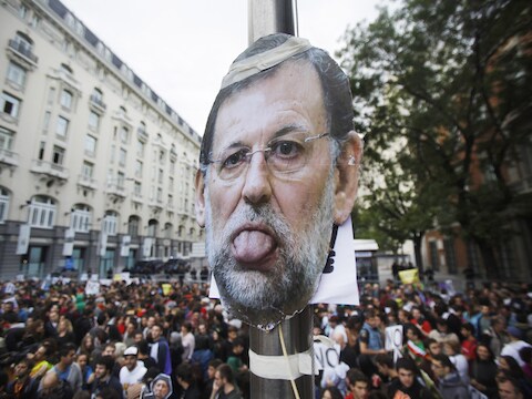 De Spaanse premier Rajoy krijgt het zwaar te verduren bij de protesten in heel Spanje.