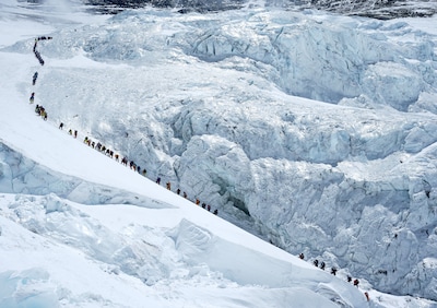Nooit eerder waren er zoveel: 274 alpinisten klimmen op één dag naar de top van Mount Everest via Nepalese kant