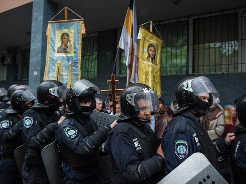 Oekraïense agenten bewaken het politiebureau in Odessa waar demonstranten proberen pro-Russische arrestanten te bevrijden